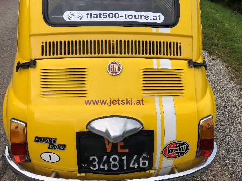 Im historischen Fiat 500 zu zweit eine Tour fahren